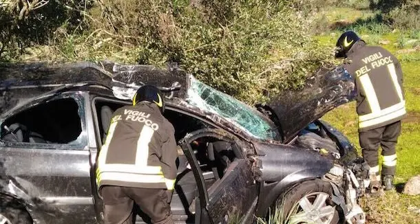 Auto esce di strada e si ribalta più volte: ferito un giovane