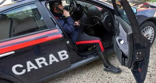 Ubriaco infastidisce i clienti di un bar e poi si scaglia contro i carabinieri: arrestato