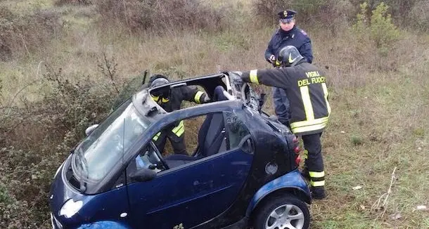 Escono di strada con l'auto, si ribaltano e scappano: si cerca il proprietario dell'auto