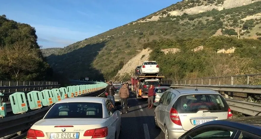 Tamponamento a catena sulla 131, traffico in tilt per ore