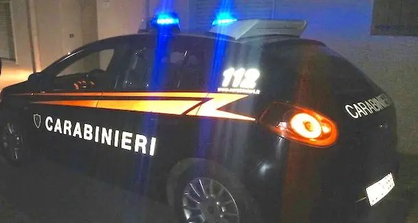 Viene scoperto, ladro si nasconde in una stanza, poi aggredisce i carabinieri: arrestato