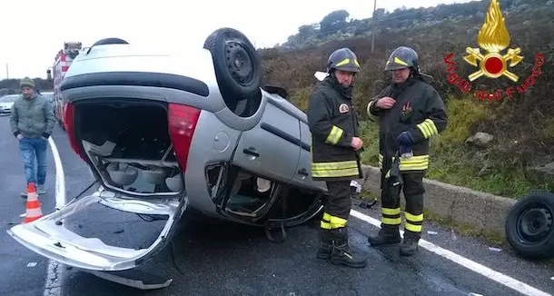 Incidente sulla Macomer-Bosa, auto fuori strada: ferite due persone