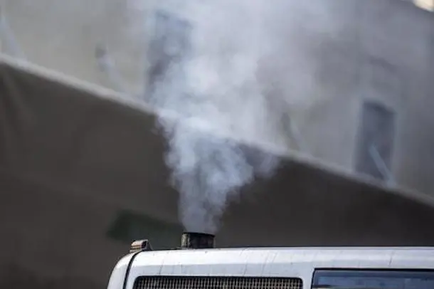 Il fumo emesso da un tubo di scarico di un autobus nel centro di Roma, 7 gennaio 2016.\\nANSA/MASSIMO PERCOSSI\\n