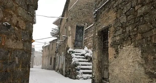 La Sardegna si sveglia sotto la neve: scuole chiuse nel nuorese