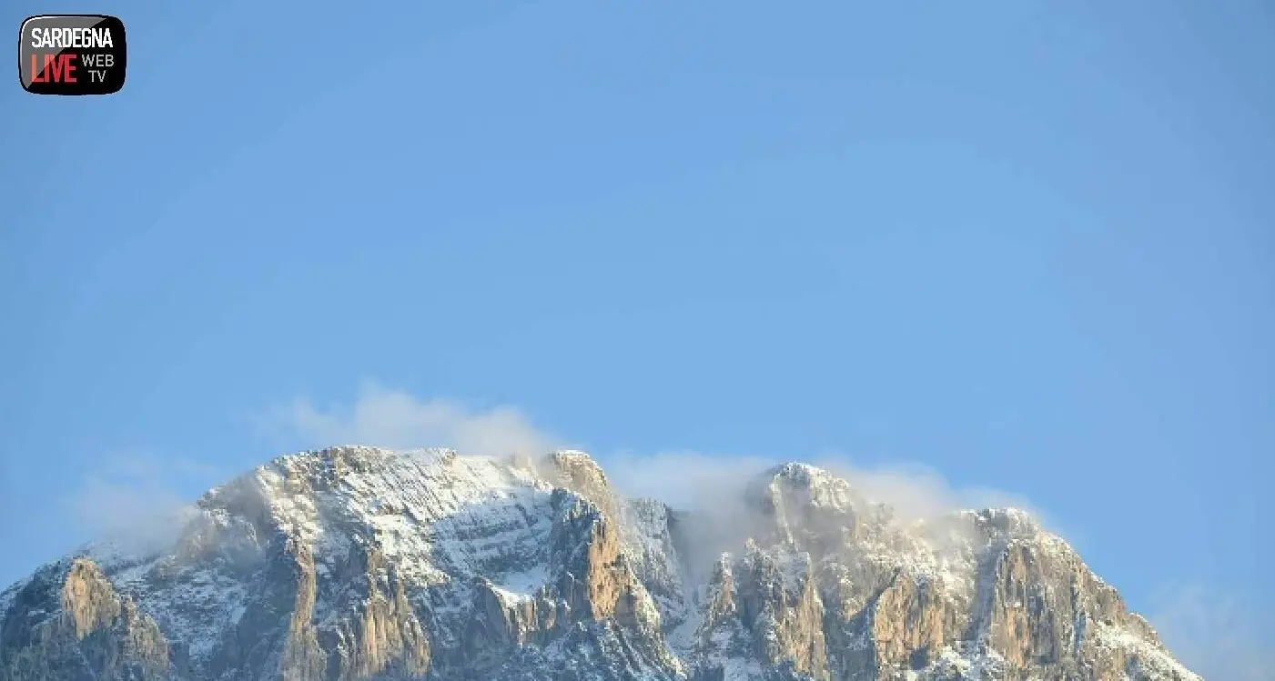 Un'altra giornata di neve. Sul Limbara il manto ha raggiunto 1.20 m, primi fiocchi a Sassari