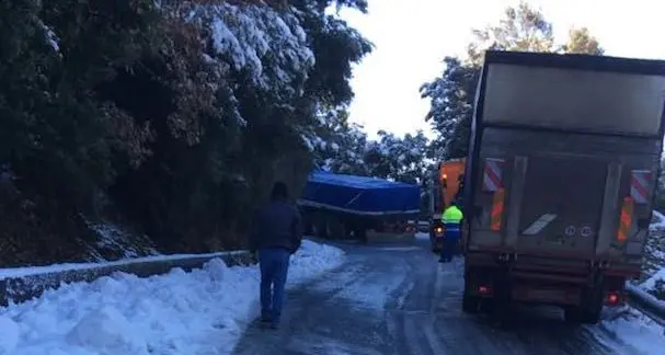 Lastra di ghiaccio sulla Statale 128: un camion è rimasto bloccato e il traffico ha subito rallentamenti