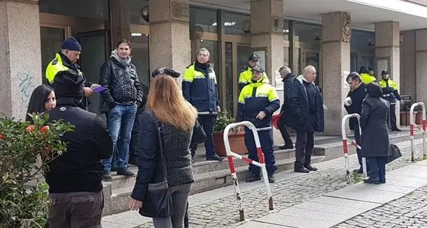 Taglio dei fondi per la polizia municipale: protesta davanti al Comune