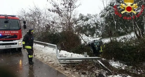 Auto fuori strada sulla strada statale 389