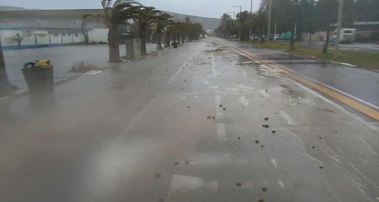 Mareggiata a Cagliari: spiaggia del Poetto invasa dall'acqua | ECCO IL VIDEO