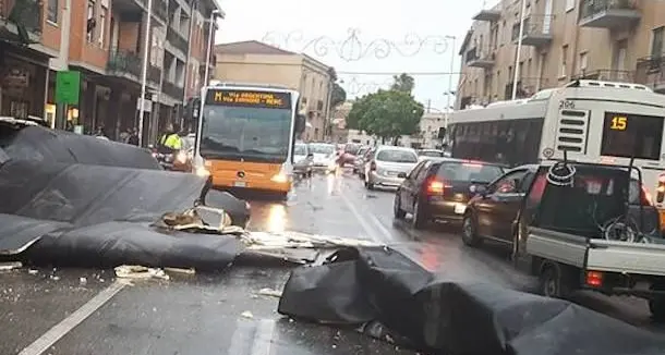 Maltempo in Sardegna. Bufera di vento e pioggia a Cagliari, numerosi i disagi