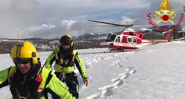 Fieno trasportato in elicottero per il bestiame intrappolato nella neve: continua il lavoro dei Vigili del fuoco