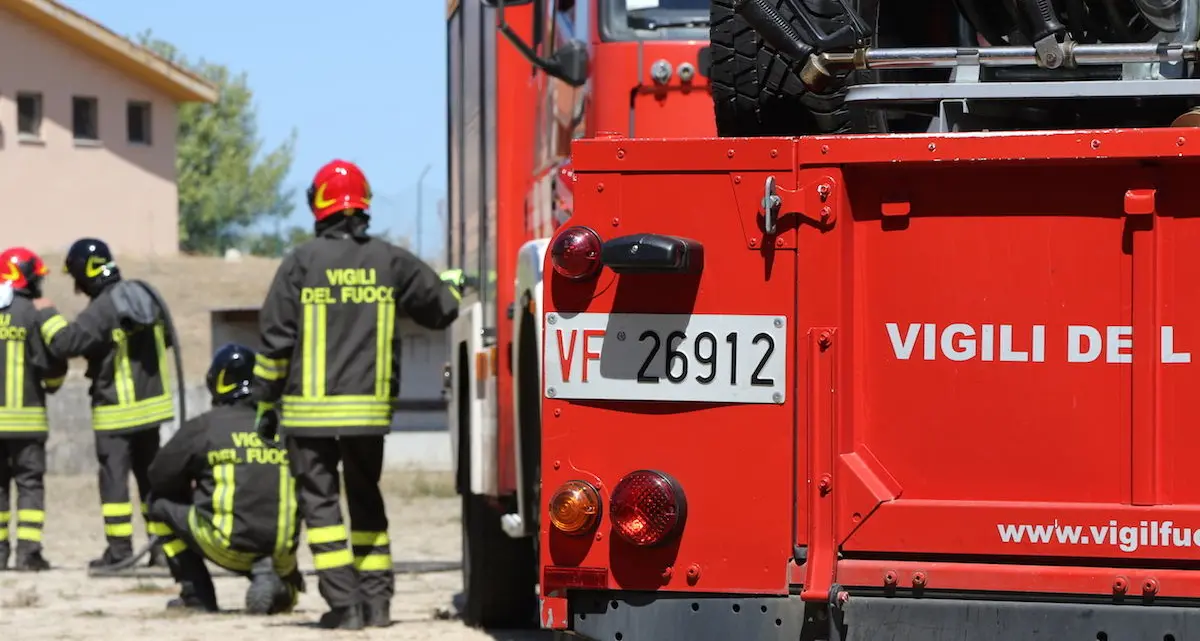 Sassari. Palazzina in fiamme, i condomini scappano in strada