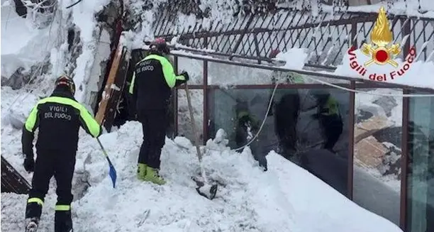 Hotel Rigopiano, Federica si laurea dopo la tragedia e mette la tesi tra le bare di mamma e papà