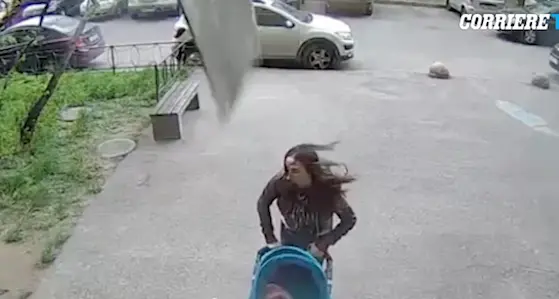 Sta per entrare in casa con la sua bambina nel passeggino quando viene travolta da un cornicione