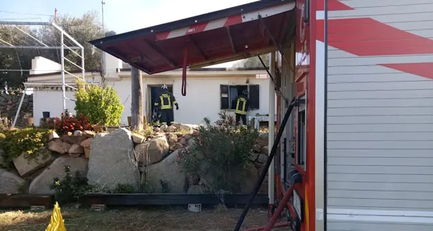 Incendio a Loceri: casa rurale devastata dalle fiamme