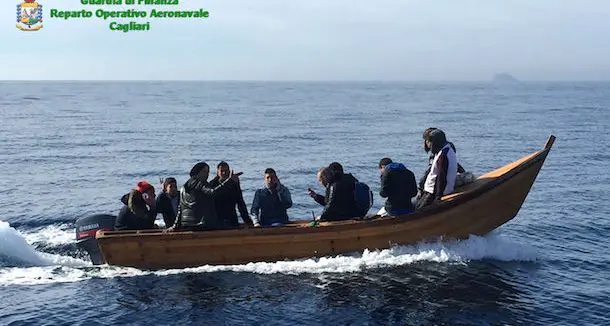 Intercettato barchino con 10 migranti