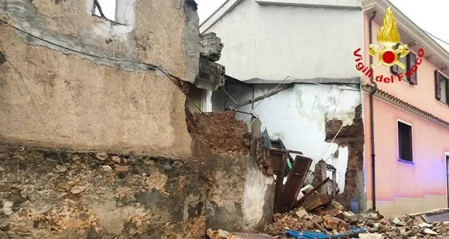 Crolla un vecchio edificio, sul posto i Vigili del Fuoco