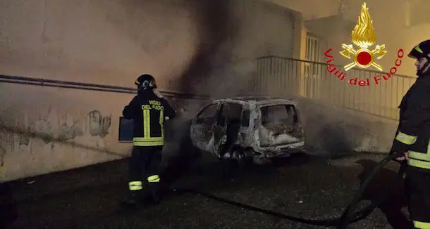 Raid incendiario nella notte: distrutte due auto della Polizia locale