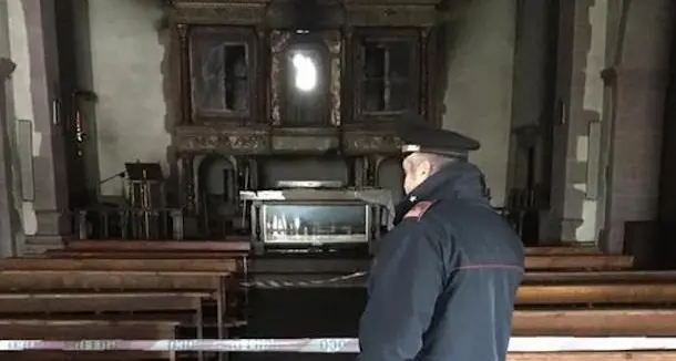 Vandali entrano in chiesa e danno fuoco all'altare in legno