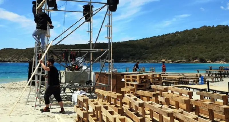 Palco e tavolino nella spiaggia di Tuerredda: la denuncia del Grig