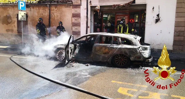 Ittiri: auto in fiamme, il calore scioglie anche le insegne di un negozio