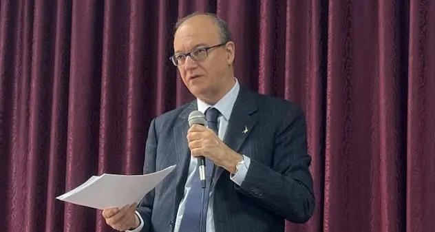 Valditara: “Si insegna troppa roba. A che serve studiare i dinosauri?”