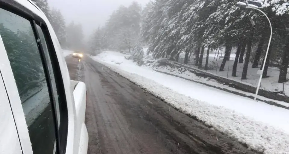 Sardegna sferzata da un forte e freddo vento di maestrale. In Barbagia torna la neve