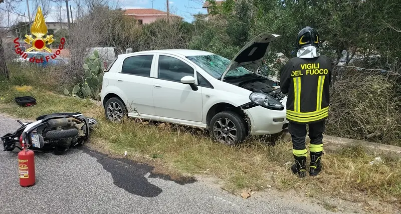 Frontale fra auto e moto a Sinicola: centauro all'ospedale con fratture