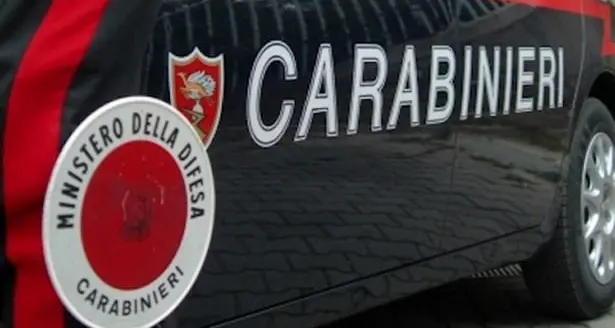 Uomo di 45 anni si barrica in casa e minaccia di suicidarsi, i Carabinieri gli salvano la vita