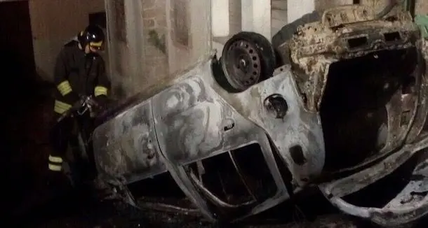 Auto rubata incendiata nella notte a Orgosolo
