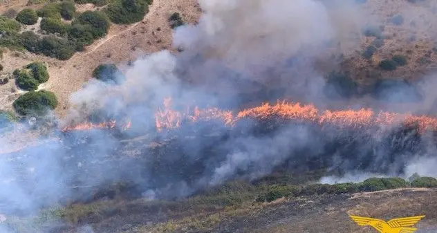 Incendio a Loiri, sul posto un elicottero della Regione