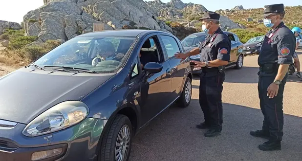 Covid, a Cala Coticcio si accede a gruppi di 12 persone: anche i Carabinieri della Forestale agli accessi