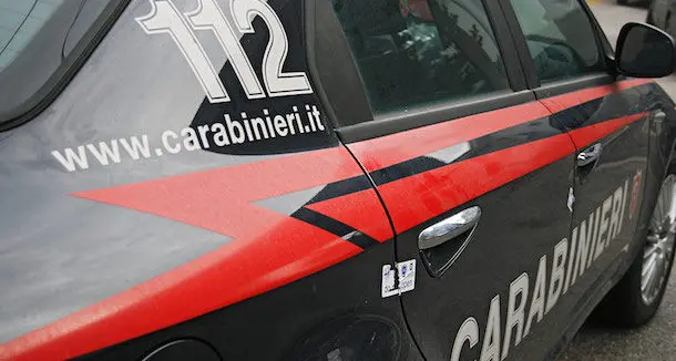 Bomba carta fatta esplodere davanti alla casa di un operaio di 52 anni