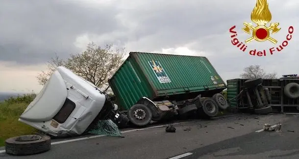 Tir si ribalta sulla Statale 131 all'altezza di Macomer