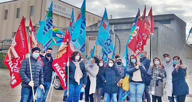 Sit-in dei lavoratori della Cocktail Service, i sindacati: “Sono casa da quasi un mese”