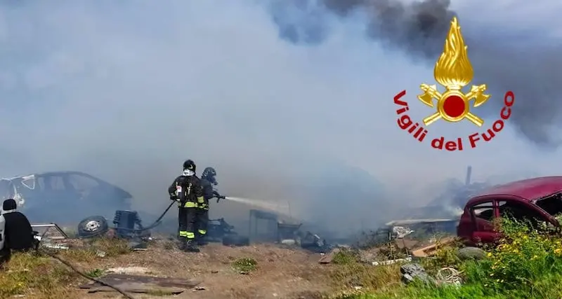 Settimo San Pietro. Incendio all'interno del campo rom