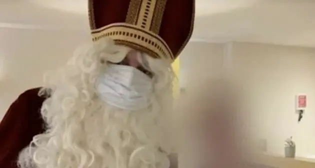 Visita in Rsa vestito da Babbo Natale, ma contagia tutti: 121 casi e 18 anziani morti