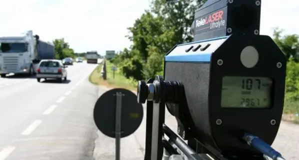 Giro di vite contro chi parla al telefono e non indossa le cinture in auto: Telelaser anche a settembre