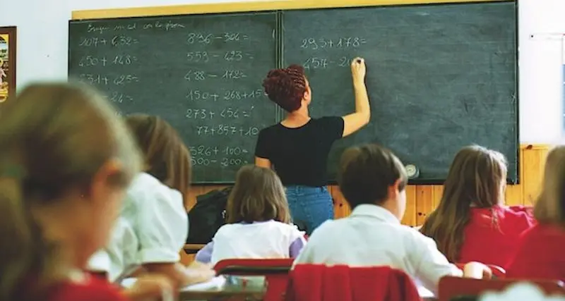 \"Non devi sgridare mio figlio\": mamma picchia insegnante