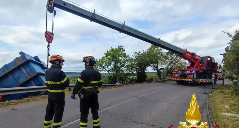 Camion dei rifiuti fuori strada lungo la Sp15: recuperato con l’autogru