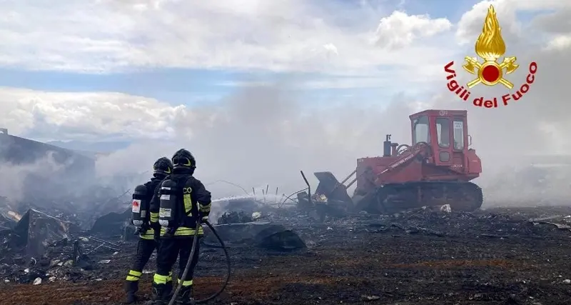 Continuano le operazioni per l'incendio nel campo Rom di Selargius