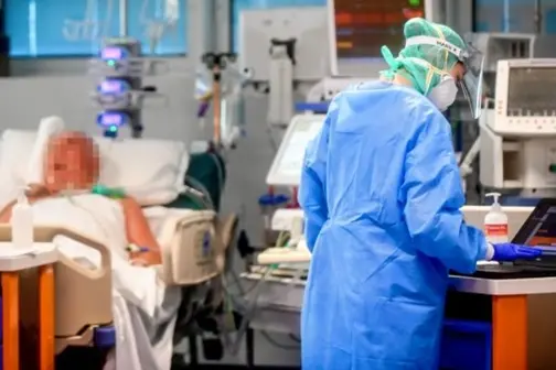 Foto Claudio Furlan - LaPresse \\n19 Marzo 2020 Brescia (Italia) \\nNewsCoronavirus, dentro il reparto di terapia intensivaNella foto: il reparto di Terapia Intensiva dell\\u2019Ospedale Poliambulanza di Brescia\\n\\nPhoto Claudio Furlan/Lapresse\\n19 March 2020 Brescia (Italy)\\nIntensive care unit of the Poliambulanza hospital in Brescia