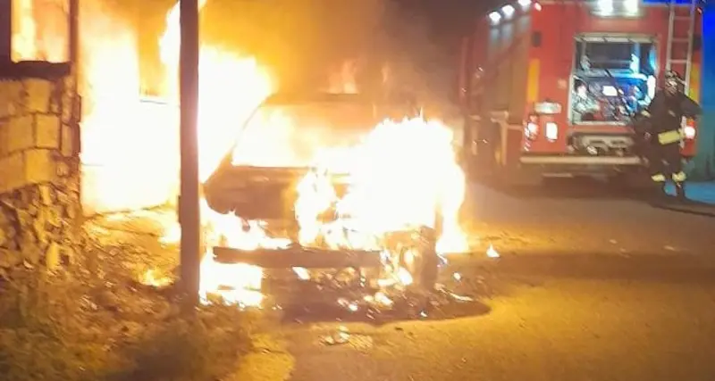 Auto devastata dalle fiamme nella notte a Fonni