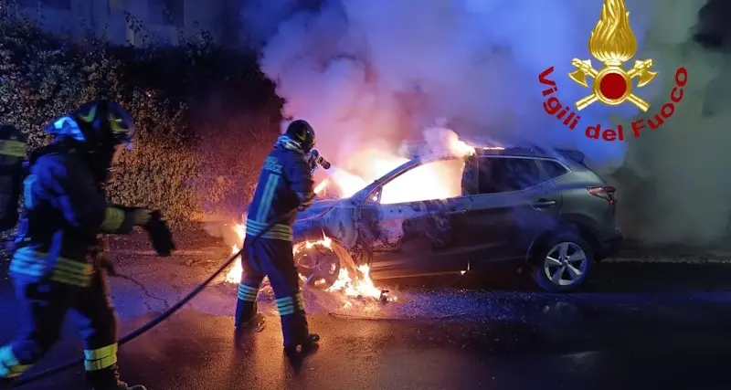 Sassari. Autovettura divorata da un incendio: paura nella notte