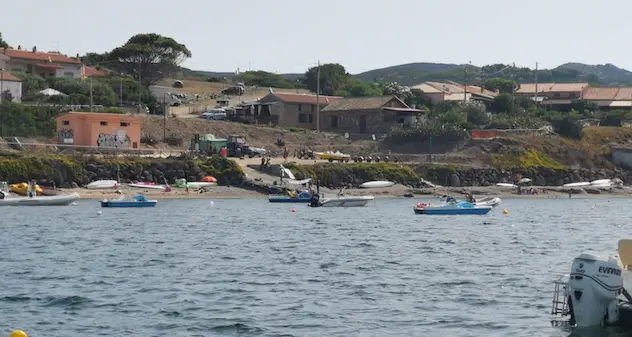 Oristano. Gommoni in mezzo ai bagnanti: interviene la Guardia Costiera