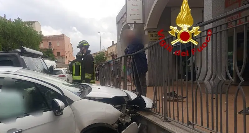 Arzachena. Con l’auto si schianta sul muro di un centro commerciale