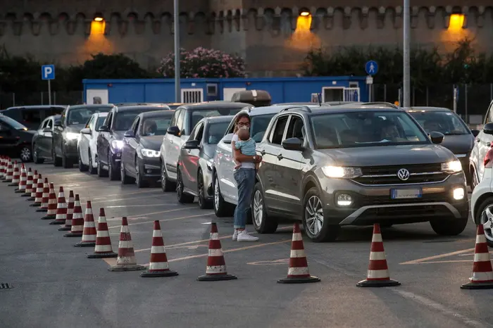 epa08618935 Motorists wait in line for their swab tests at the port of Civitavecchia, near Rome, Italy, 22 August 2020.  EPA/GIUSEPPE LAMI