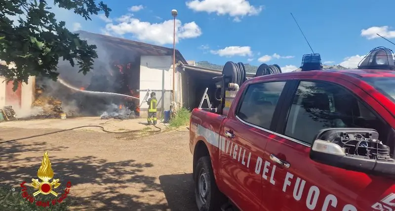 Silanus. Incendio in un capannone, a fuoco 600 balle di fieno