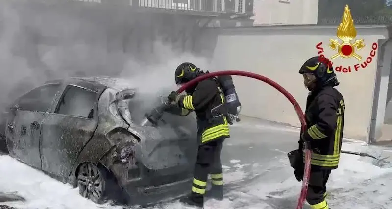 Sassari. Auto elettrica prende fuoco mentre è in carica