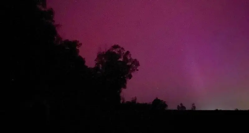 Il cielo tinto di viola: lo spettacolo dell’“aurora globale”